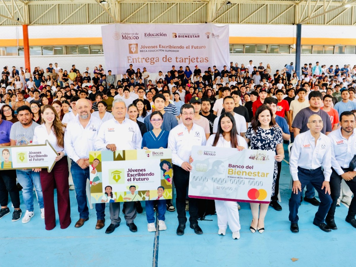Encabeza el rector Dámaso Anaya entrega de becas a 493 estudiantes de la UAT 