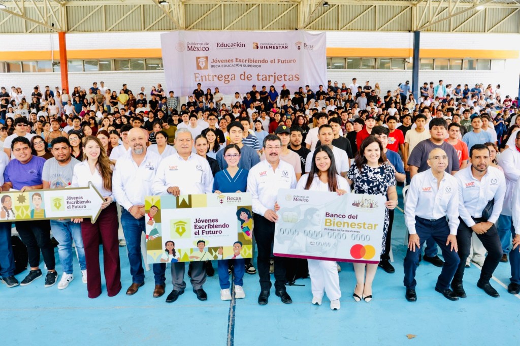 Encabeza el rector Dámaso Anaya entrega de becas a 493 estudiantes de la UAT 